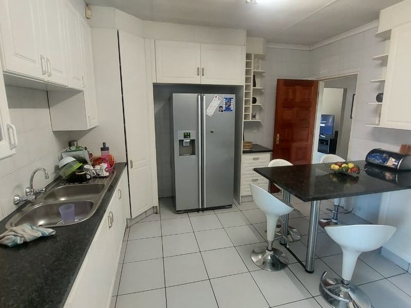 Family Haven: 6 Bedrooms with Pool & Security! - Photo 10