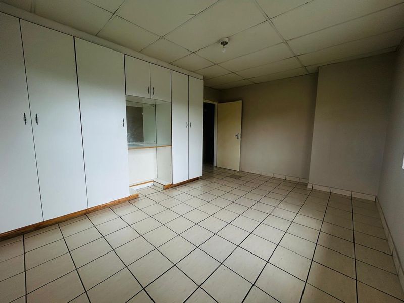 Spacious 1 Bedroom Garden Cottage on Large Shared Property - Photo 9