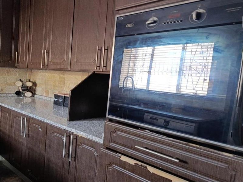 READY TO MOVE IN - Photo 9