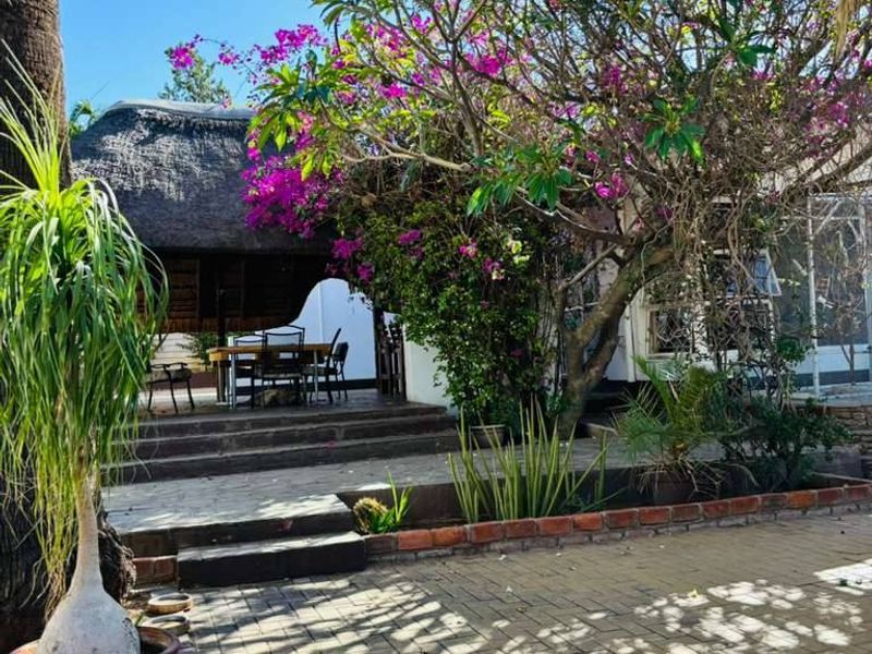 Fully Operational Guesthouse | 6 En-Suite Units | Erf 1,434m2 - Photo 2