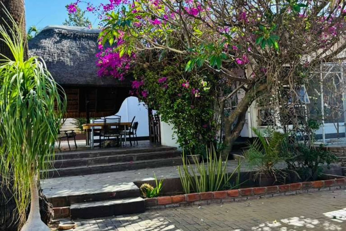 Fully Operational Guesthouse | 6 En-Suite Units | Erf 1,434m2 - Photo 2