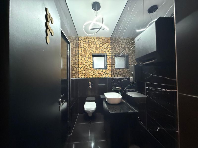 Prime Office Space Available in a Prestigious Building - Photo 4