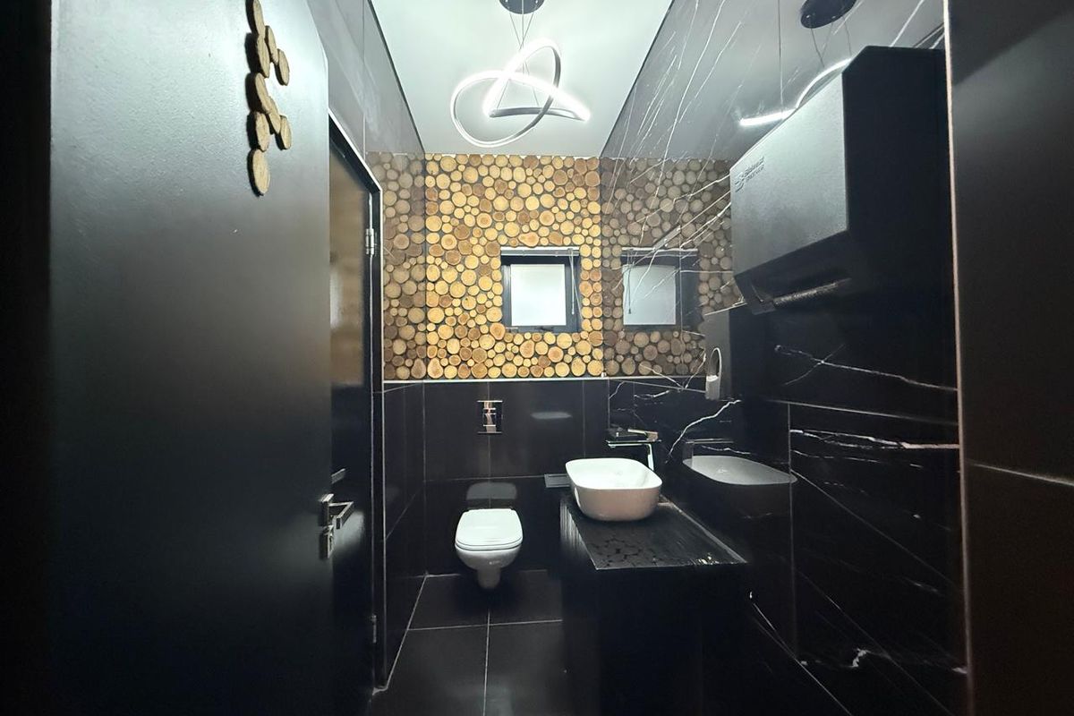 Prime Office Space Available in a Prestigious Building - Photo 4