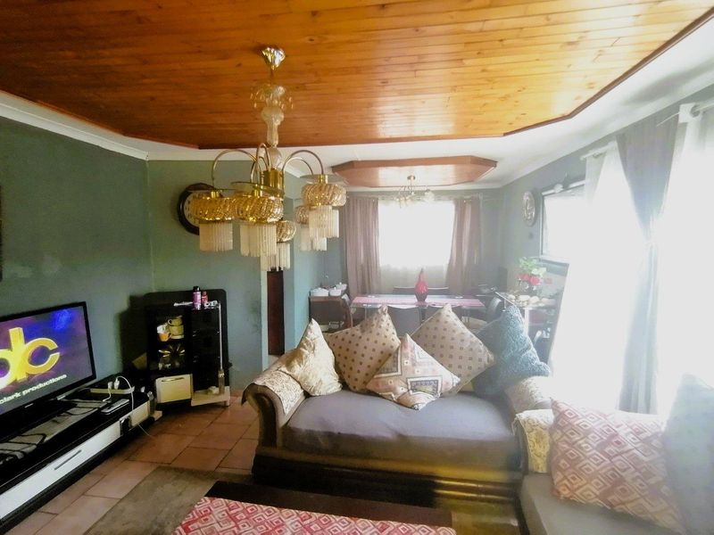 Spacious 3-Bedroom Home on a Generous Stand - Photo 4