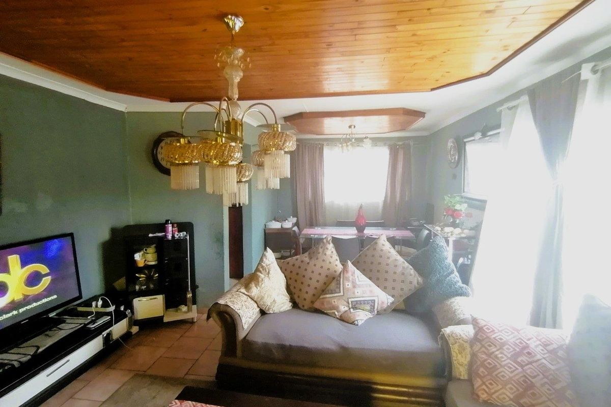 Spacious 3-Bedroom Home on a Generous Stand - Photo 4