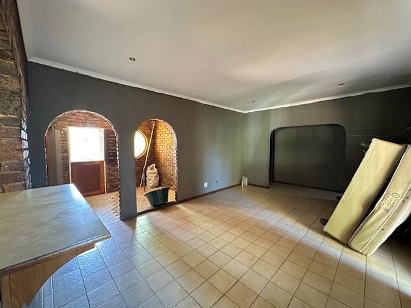 Spacious 4-Bedroom Family Home For Sale in Pretoria North – 1300sqm Stand! - Photo 5