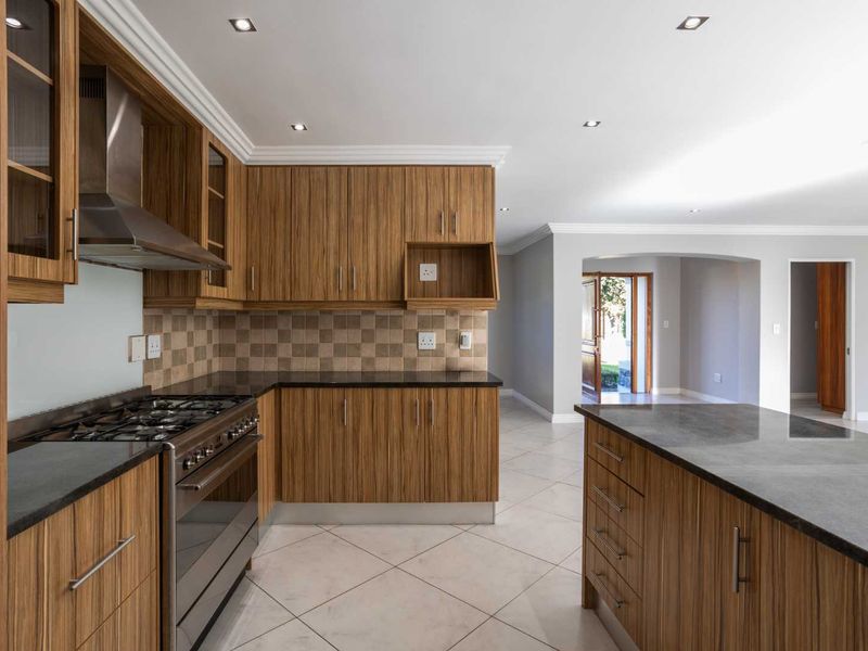Elegant Three-Bedroom Family Home in a Peaceful Setting for Rent on Val de Vie Estate - Photo 6