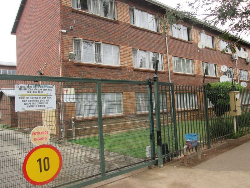 BEAUTIFUL  AND NEAT TWO BEDROOM [2] FLAT FOR SALE IN DASPOORT [PTA ] BARGAIN - Photo 2