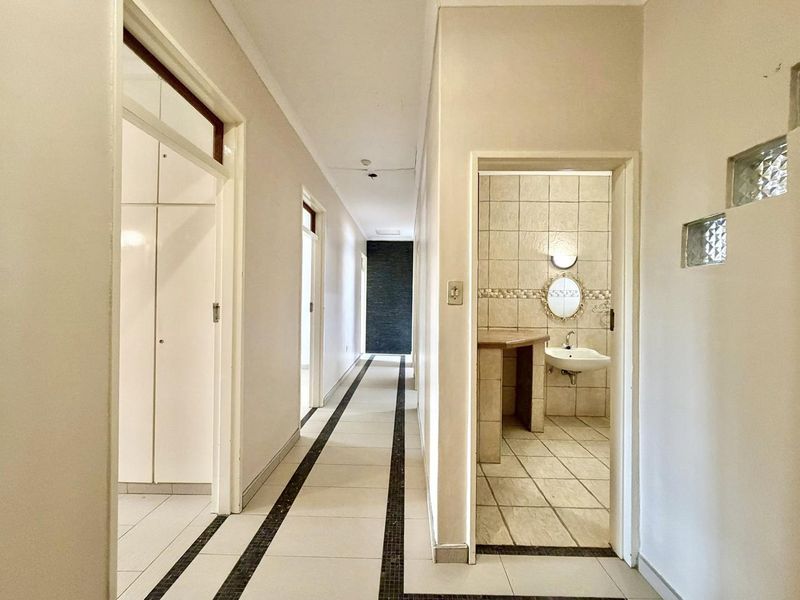 4 Bedroom House For Sale in Olympia - Photo 9