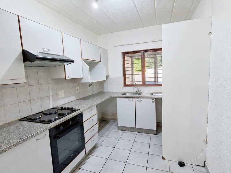 Spacious 3 bedroom, 2 bathroom, ground floor apartment available for sale in Bryanston - Photo 9