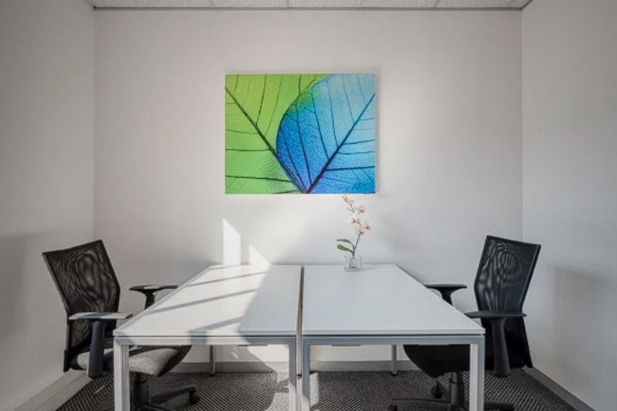 Private office space for 3 persons in Regus Surrey Avenue - Photo 3