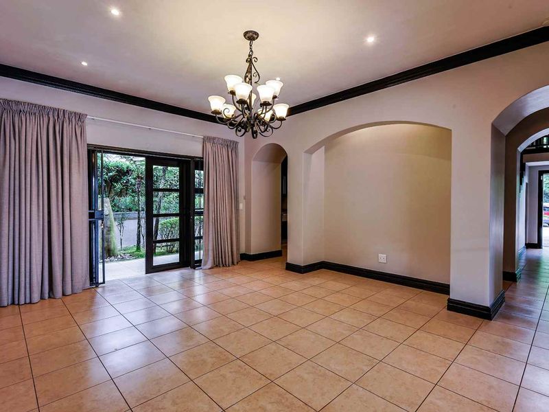 Elegant Family Living with Exceptional Security in Waterkloof Ridge - Photo 9