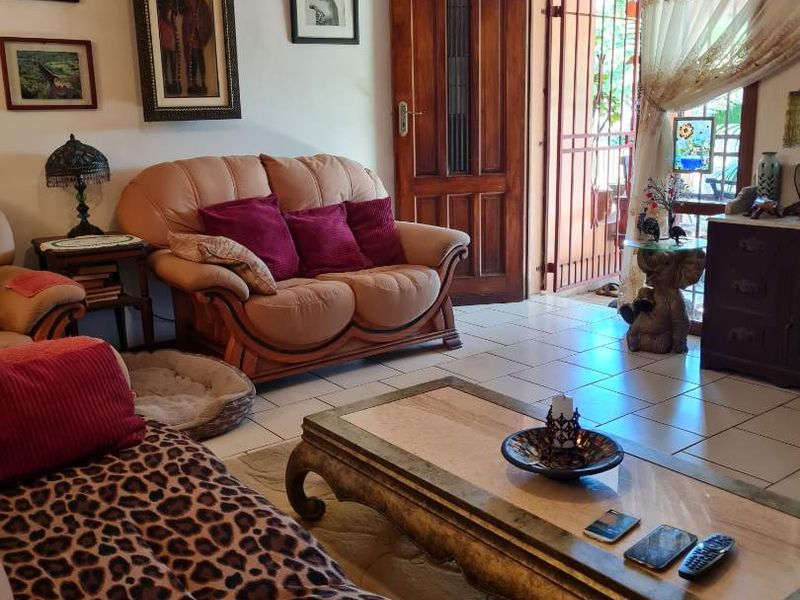 Perfect large family home situated in the heart of St Lucia. - Photo 6