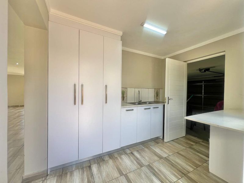 Modern Comfort Meets Estate Living – Spacious Corner Stand Home For sale - Photo 7