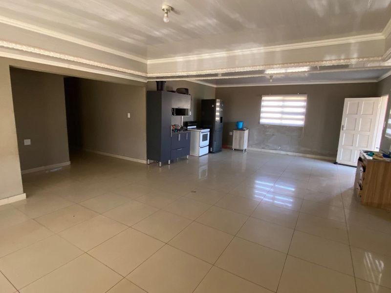 Spacious 3-Bed Home with Double Garage in Empumelweni - Photo 8