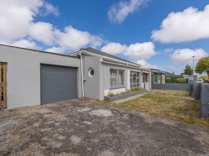 Beautiful Family Home with Separate Cottage in Wynberg Village - Photo 3