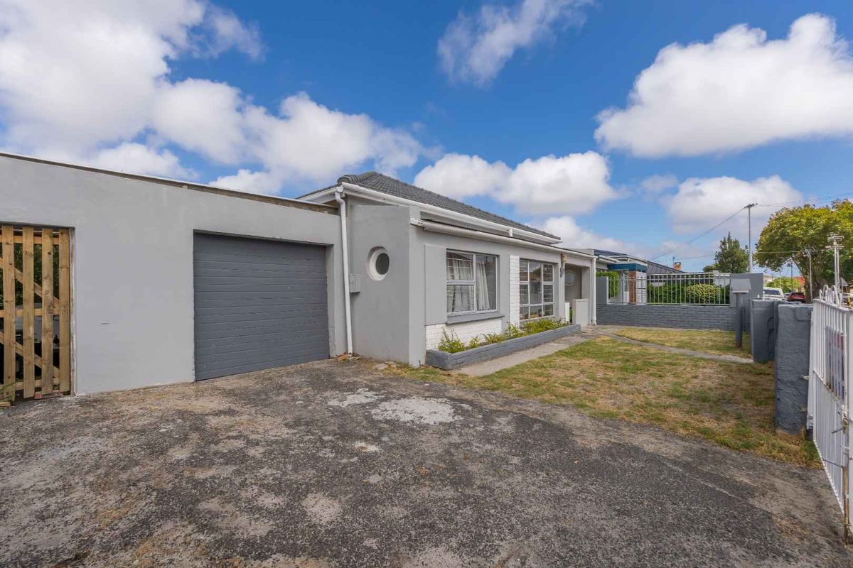 Beautiful Family Home with Separate Cottage in Wynberg Village - Photo 3