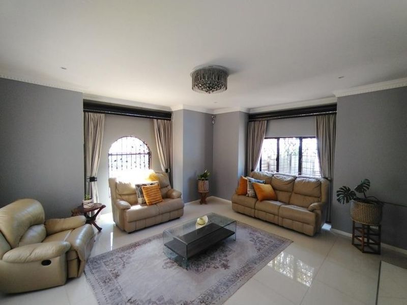 A Home of Distinction, Designed to Impress - Photo 6