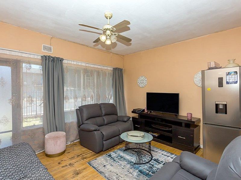 Two Bedroom Ground Floor Apartment with Garage - Photo 2