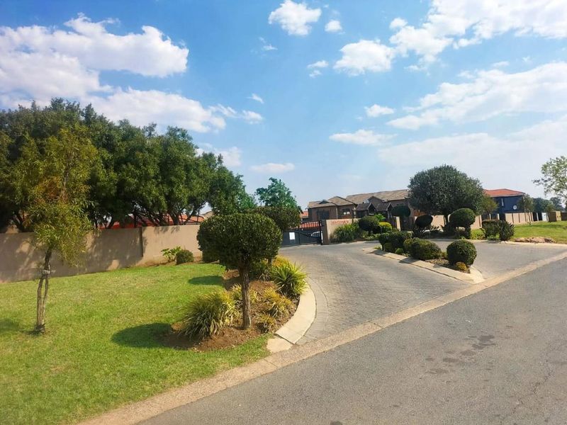 NEAT & MODERN 2-BEDROOM 1st FLOOR UNIT IN SOUGHT-AFTER MAJUBA MEWS, HELDERWYK ESTATE