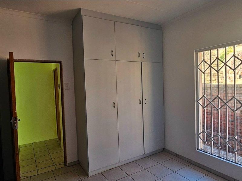 Elevated 3-Bed Family Home with Flatlet, Beautiful Kitchen & Panoramic Despatch Views - Photo 7