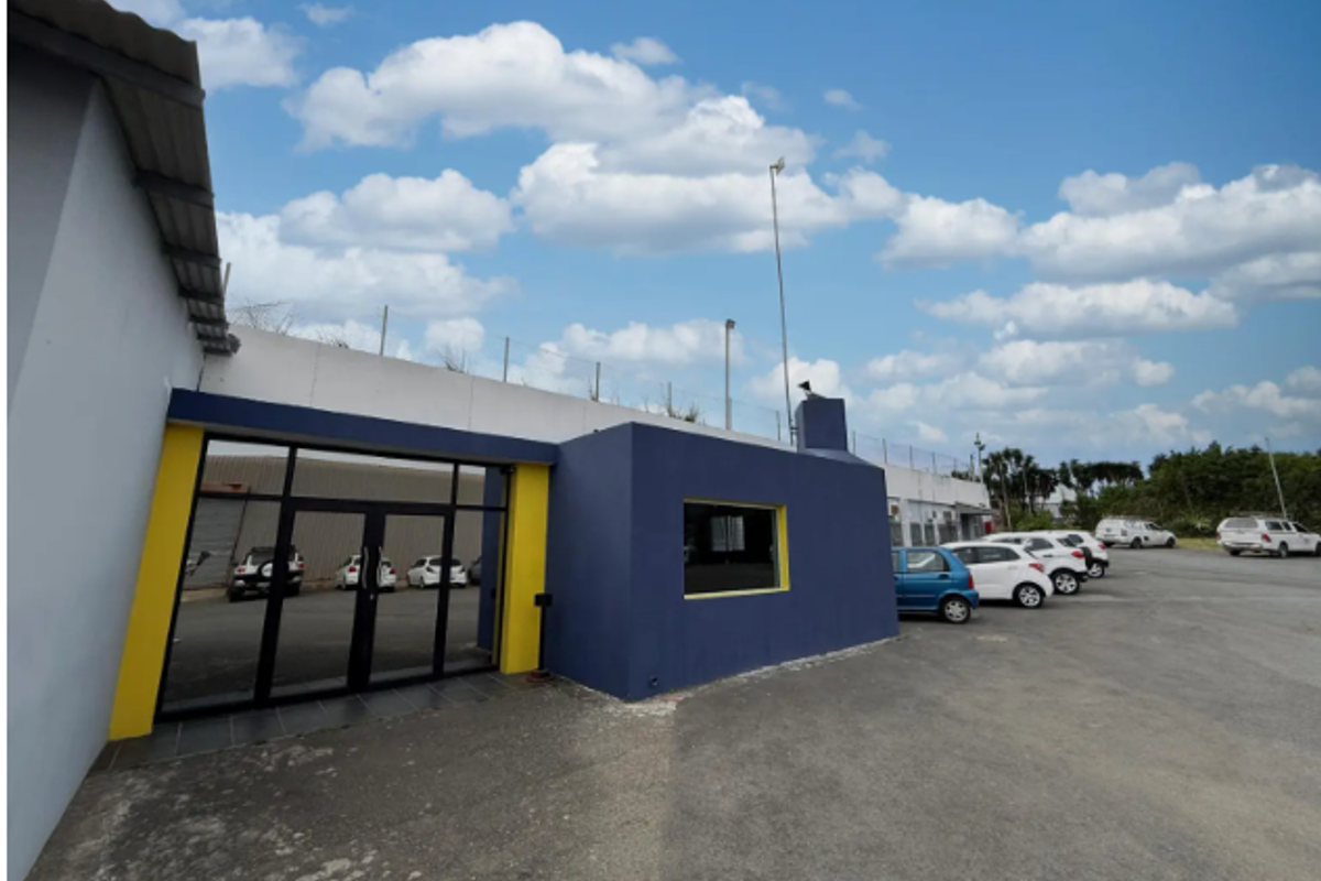 Large Trendy High-Spec Office Block with warehouse or workshop to Let - Photo 2