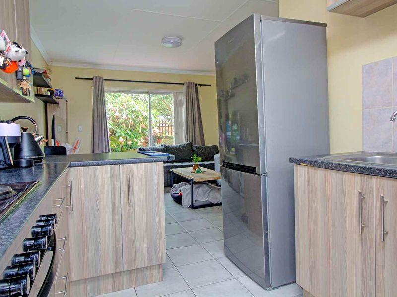 Perfect Lock-Up and Go Townhouse with Private Garden - Photo 3