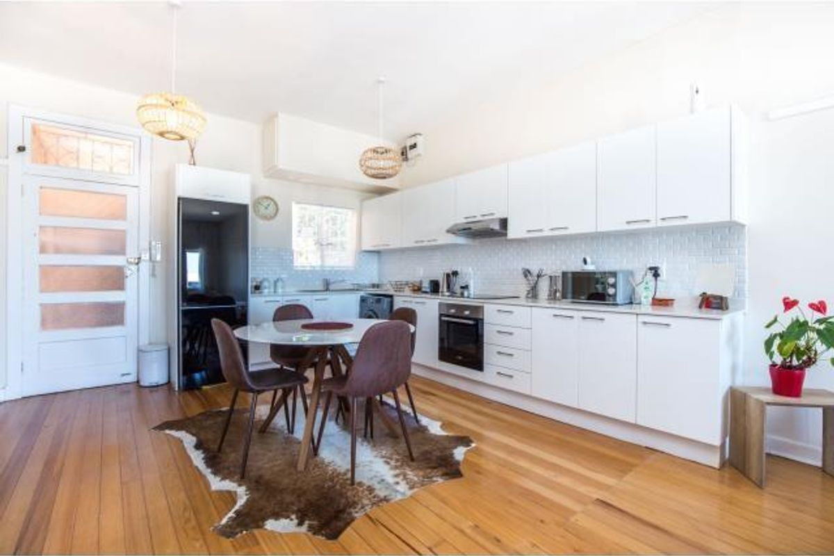 Modern, bright and airy - Photo 2