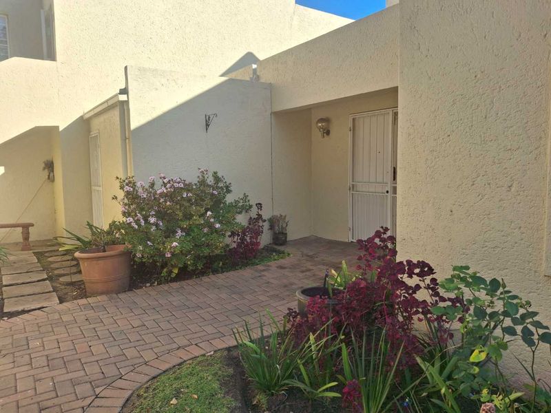 A GORGEOUS TWO BEDROOM SIMPLEX - Photo 10