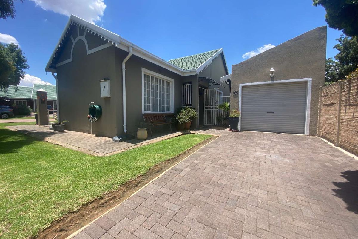 Looking for Estate Living? - Photo 2