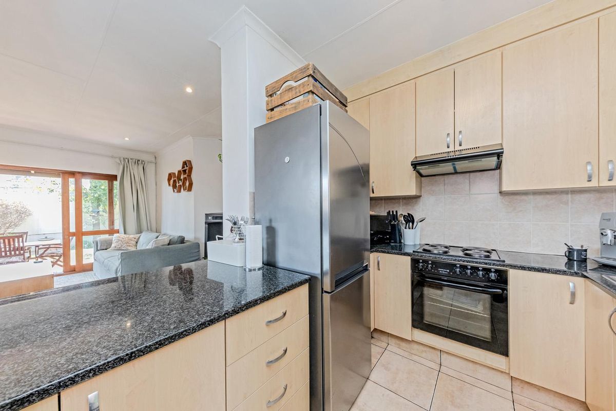 "Your perfect home contemporary, flair and garden retreat. - Photo 4