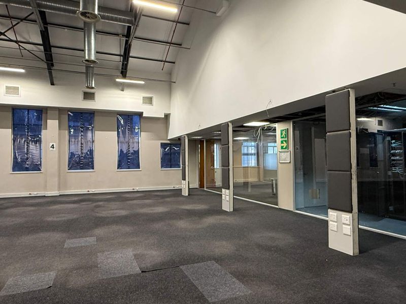 Move in ready 3149m2 office to let - Photo 6