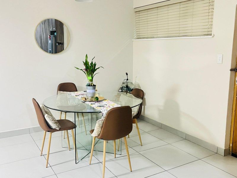 Beautifully Renovated Top-Floor 2 Bedroom Apartment – Move-In Ready - Photo 2