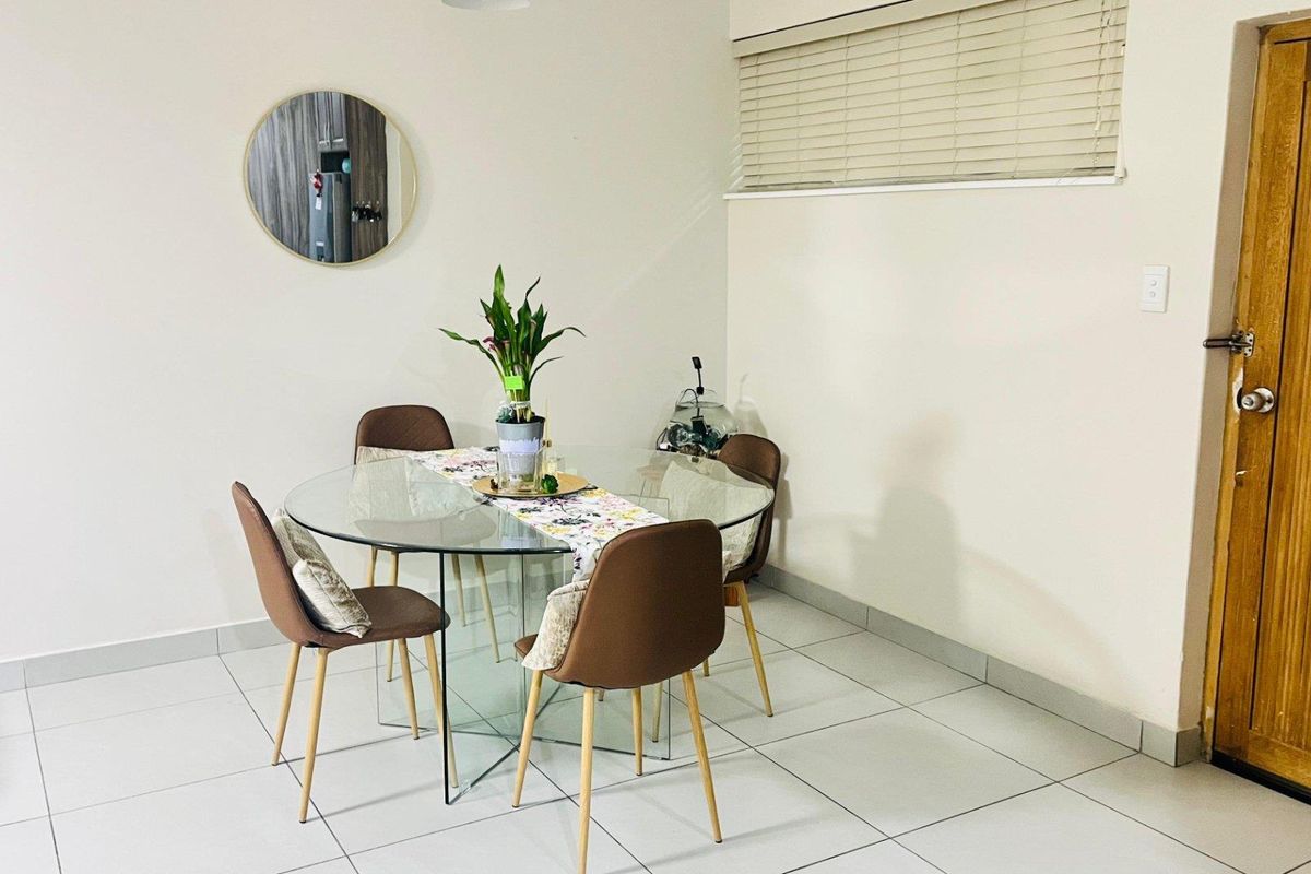 Beautifully Renovated Top-Floor 2 Bedroom Apartment – Move-In Ready - Photo 2