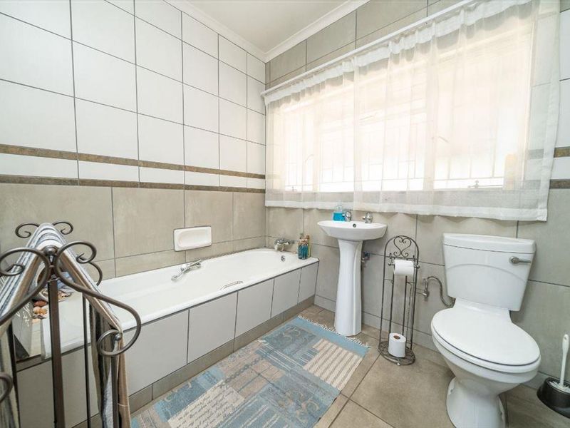 Well maintained family home in semi-enclosed area - Photo 9