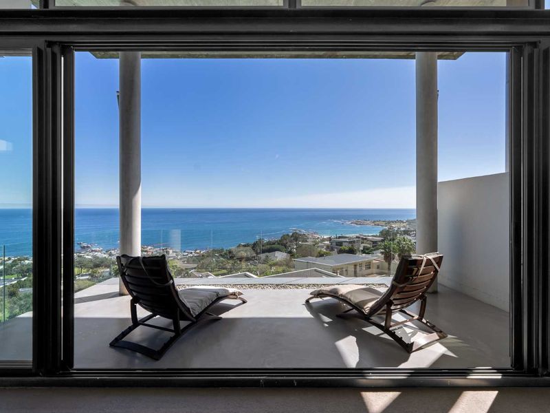 A Rare Architectural Masterpiece with Iconic Camps Bay Views - Photo 2