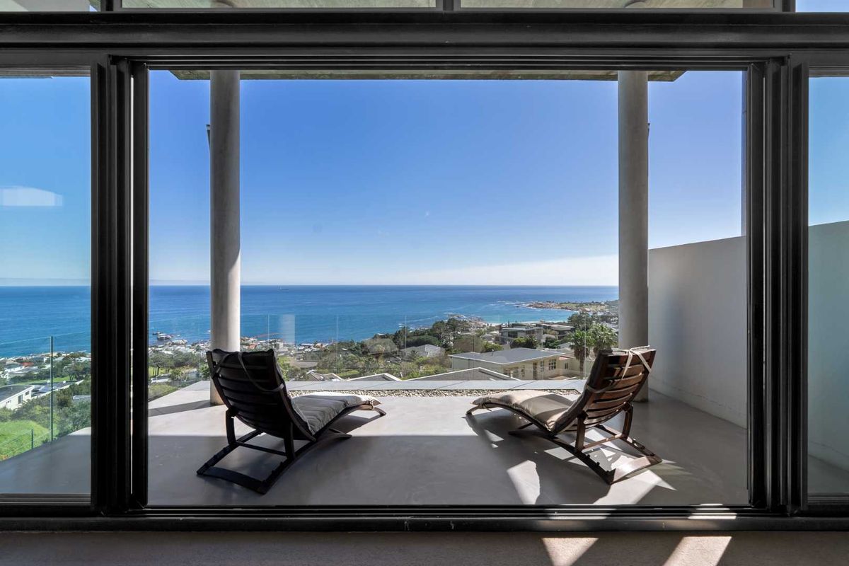 A Rare Architectural Masterpiece with Iconic Camps Bay Views - Photo 2