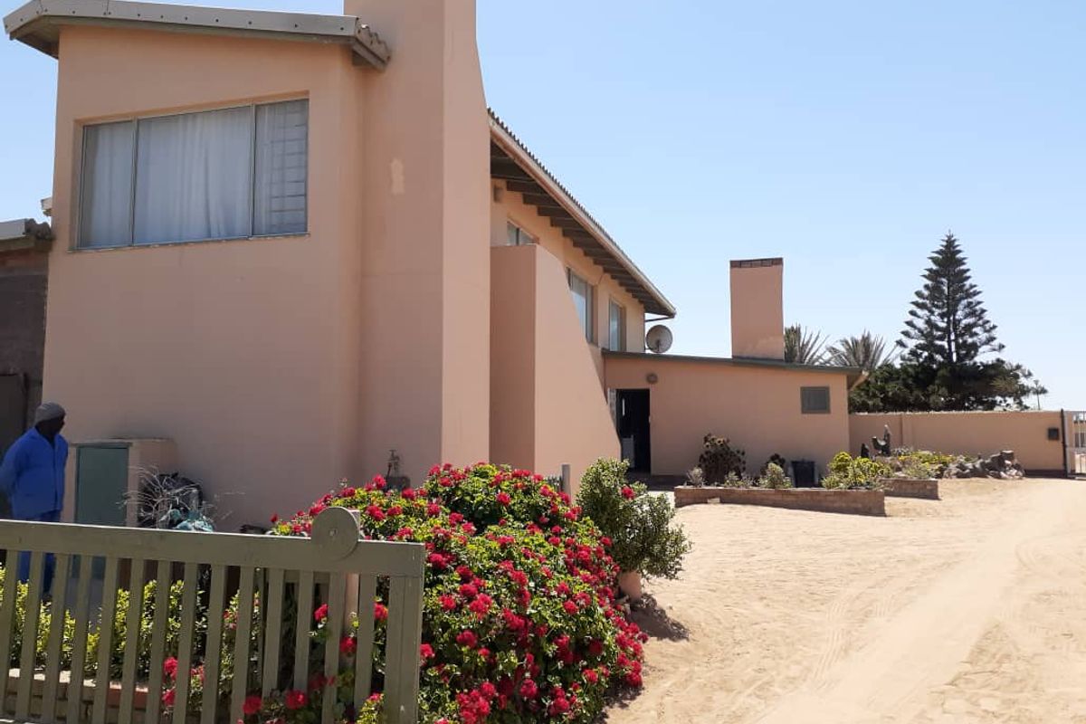 HOUSE WITH FLATLET FOR SALE IN HENTIES BAY - NAMIBIA - Photo 4
