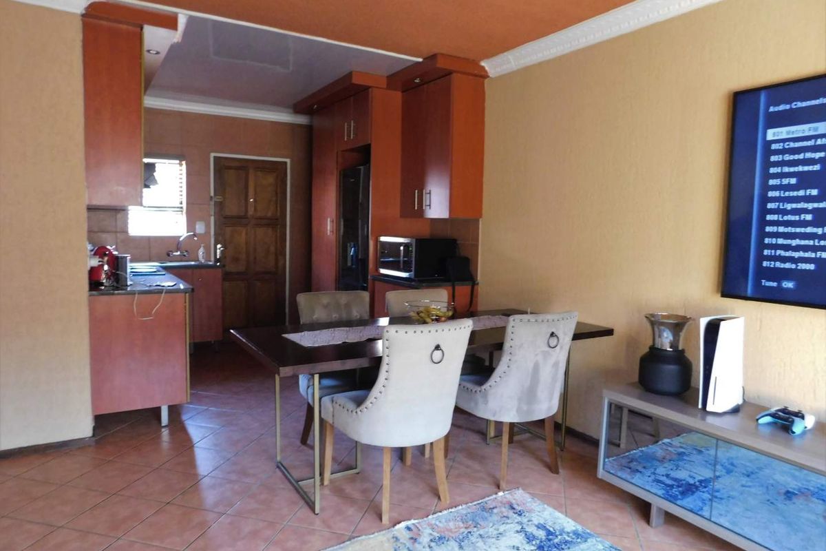 Secure Complex Living - Photo 4