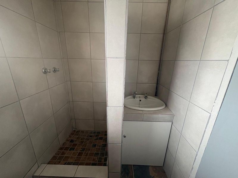 Spacious Ground Floor Apartment with Private Garden - Photo 10