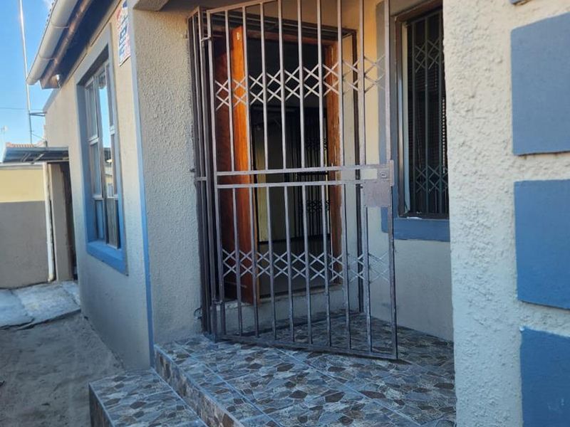 Charming 3-Bedroom Home for Sale in Litha Park, Khayelitsha - Photo 8