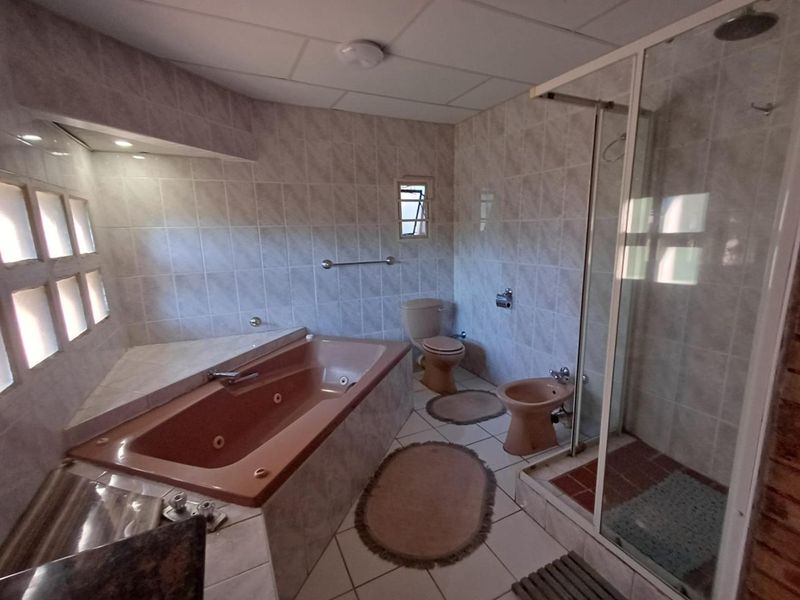 Glenvista,4 Bedroom house with study - Photo 10