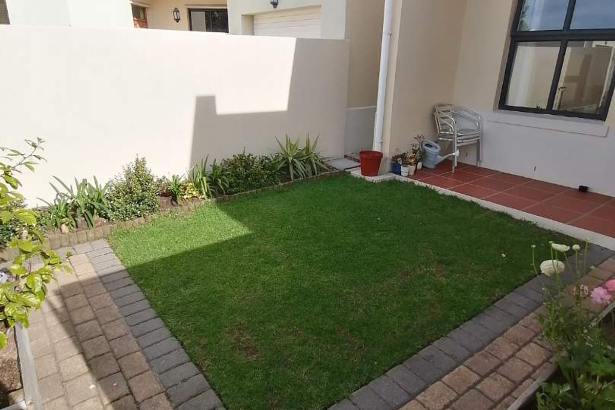 Unfurnished Two-Bedroom Townhouse with Courtyard and Garage in Sought-After Royal Ascot - Photo 3