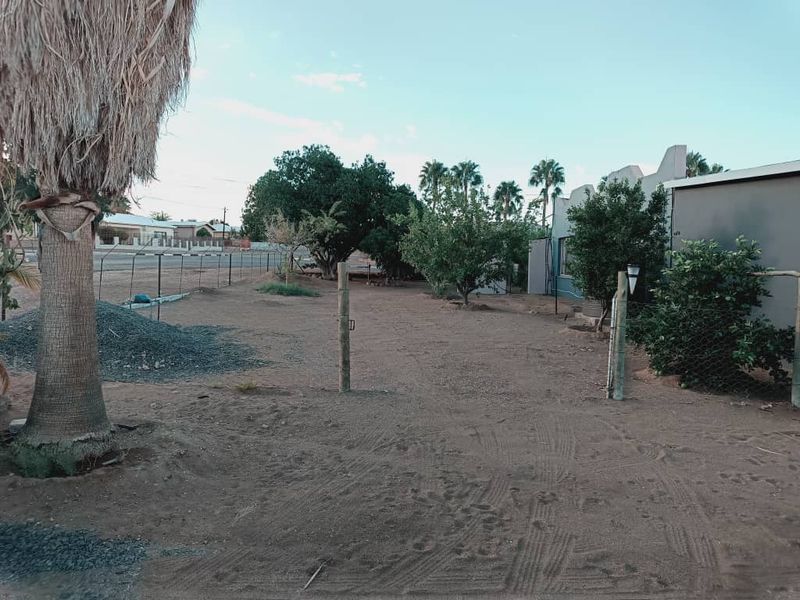 PERFECT FAMILY HOME WITH FLATLET FOR SALE IN KEETMANSHOOP - NAMIBIA - Photo 3