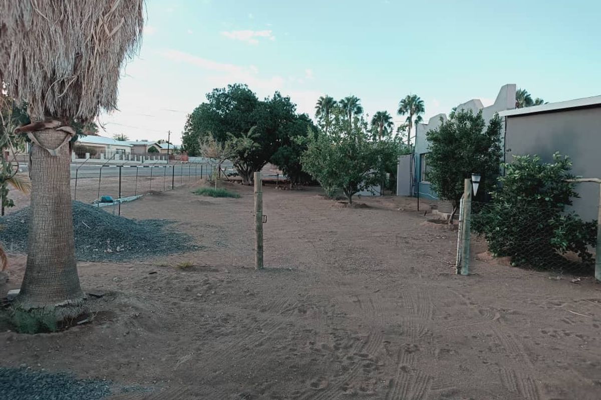 PERFECT FAMILY HOME WITH FLATLET FOR SALE IN KEETMANSHOOP - NAMIBIA - Photo 3