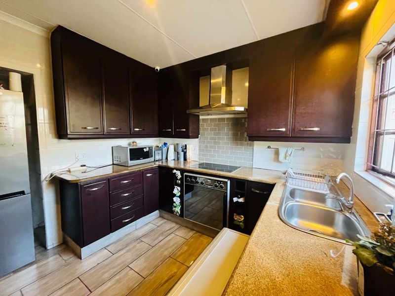 Hendra - Perfect Starter Home awaits in Sunningdale - Photo 3