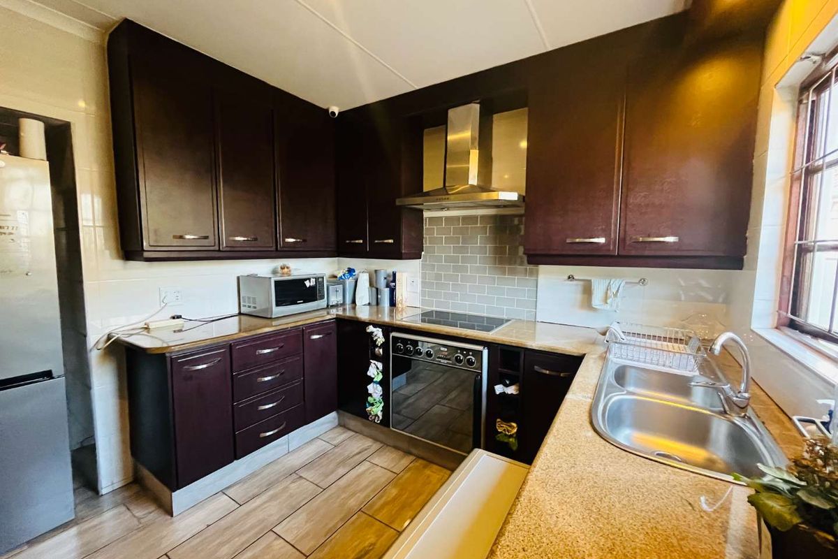 Hendra - Perfect Starter Home awaits in Sunningdale - Photo 3