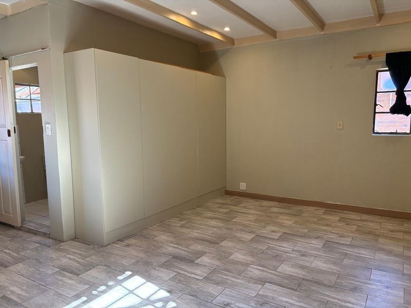 Bachelor Cottage to Rent - Photo 2