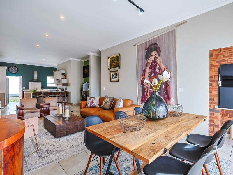 Sophisticated Single-Level Sanctuary: Eco-Friendly Luxury in an Exclusive 15-Unit Enclave - Photo 2
