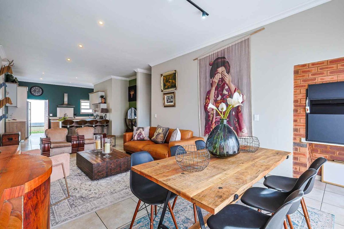 Sophisticated Single-Level Sanctuary: Eco-Friendly Luxury in an Exclusive 15-Unit Enclave - Photo 2